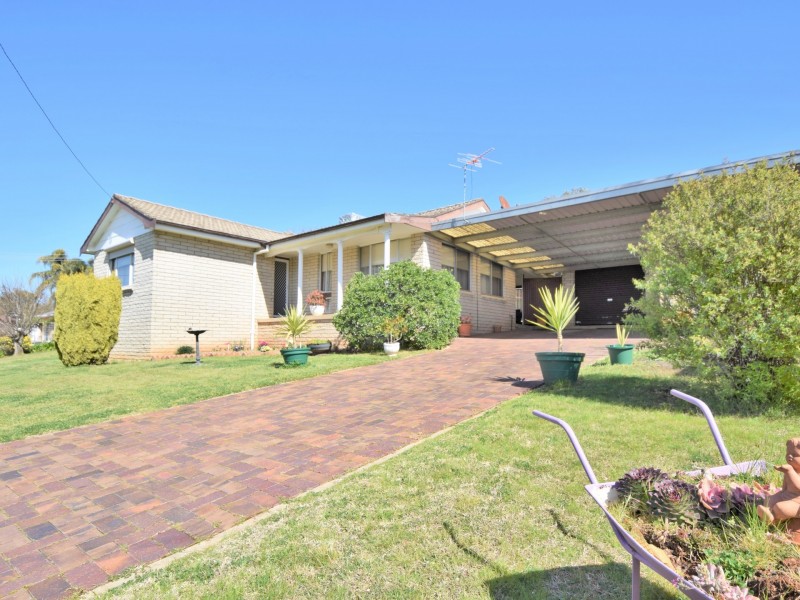 7 Charles Crescent, Young NSW 2594