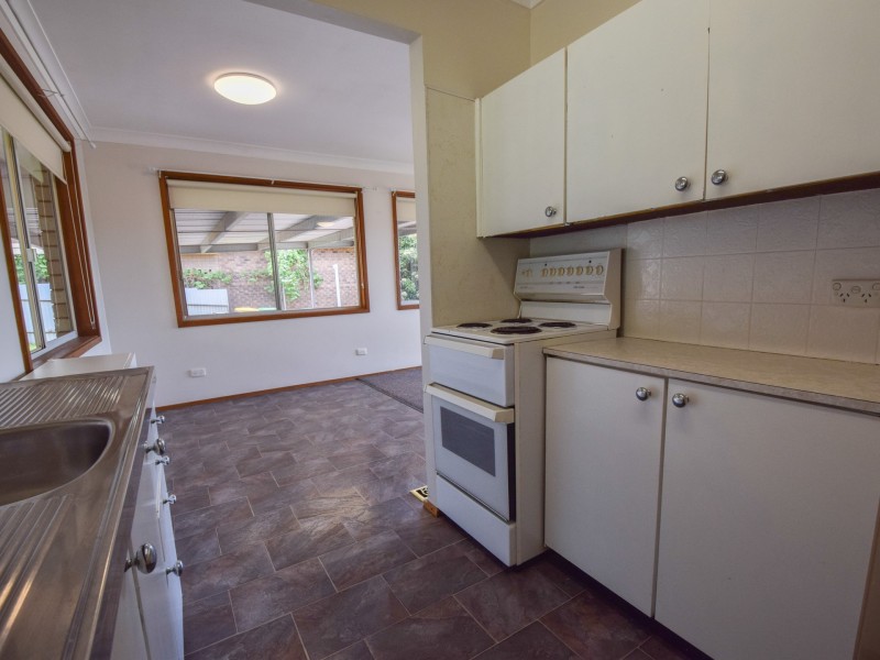 7 Charles Crescent, Young NSW 2594