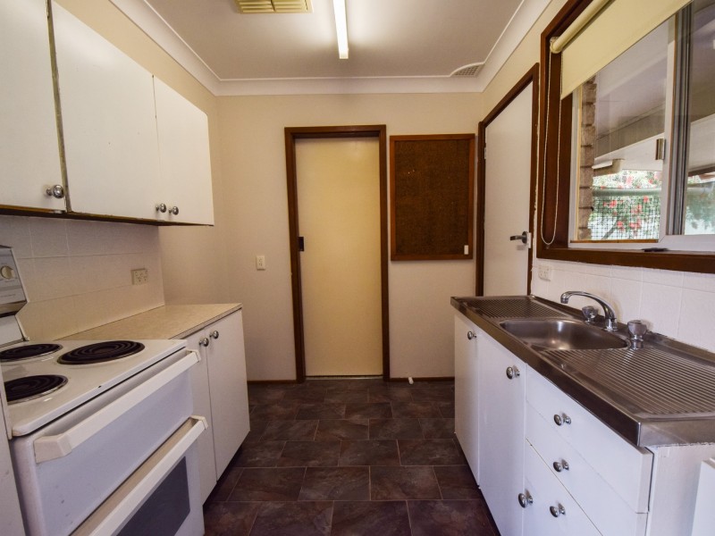 7 Charles Crescent, Young NSW 2594