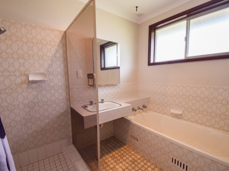 7 Charles Crescent, Young NSW 2594