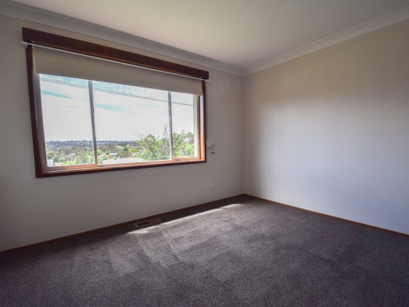 7 Charles Crescent, Young NSW 2594