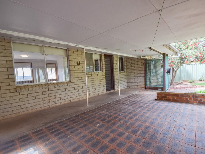 7 Charles Crescent, Young NSW 2594