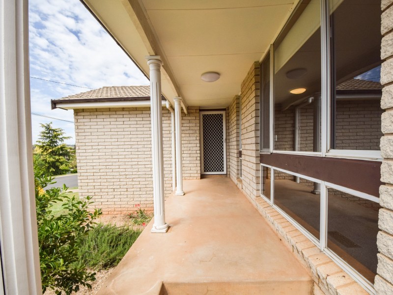 7 Charles Crescent, Young NSW 2594