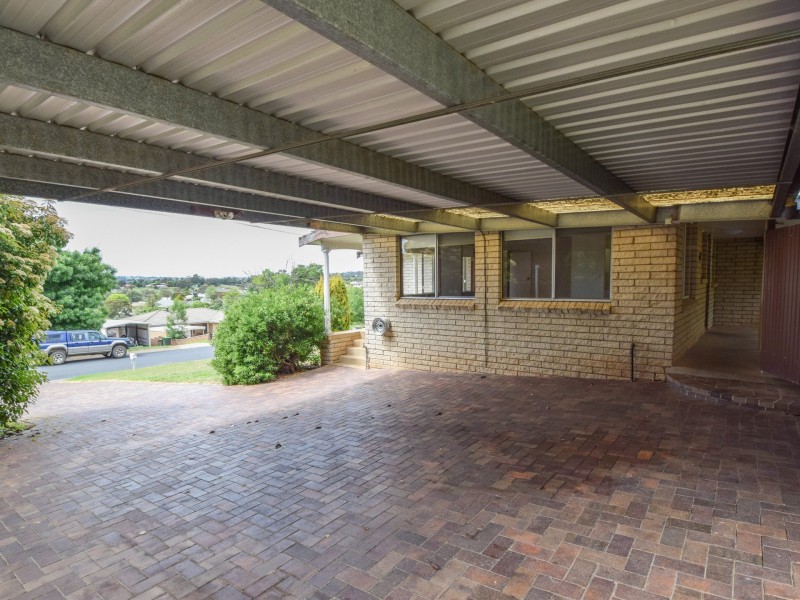 7 Charles Crescent, Young NSW 2594