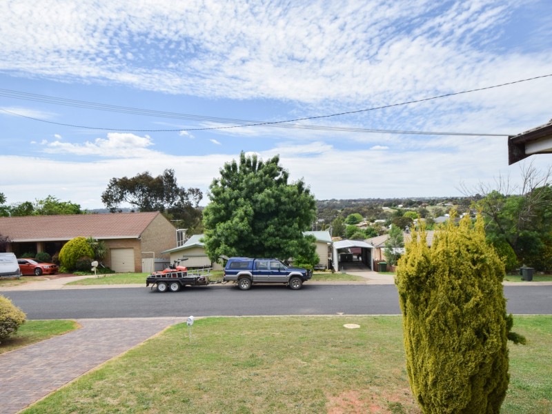 7 Charles Crescent, Young NSW 2594