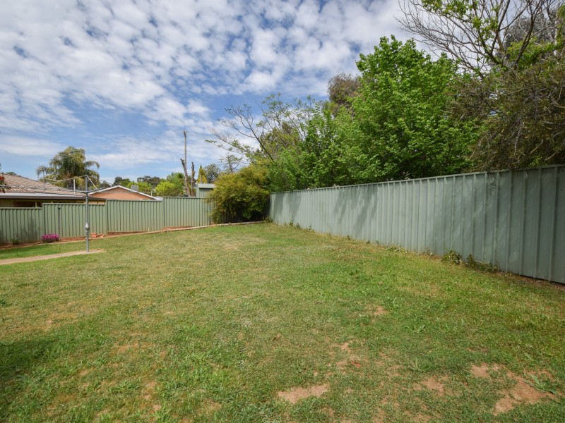 7 Charles Crescent, Young NSW 2594