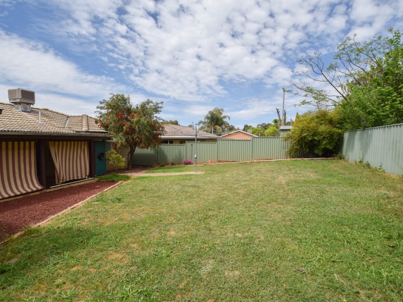 7 Charles Crescent, Young NSW 2594