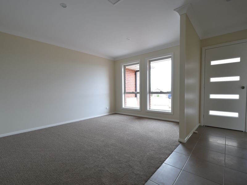 8 Henry Place, Young NSW 2594