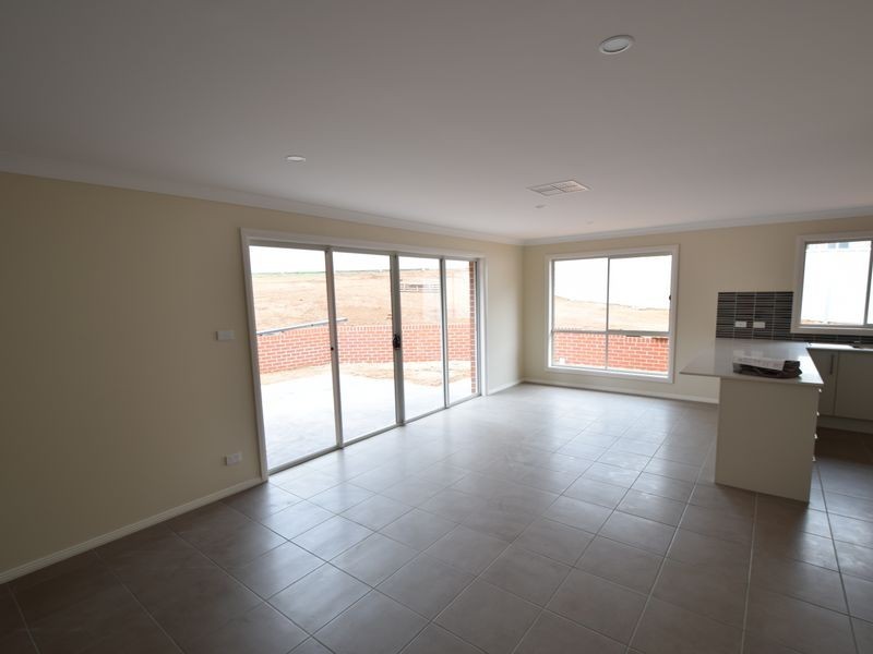 8 Henry Place, Young NSW 2594