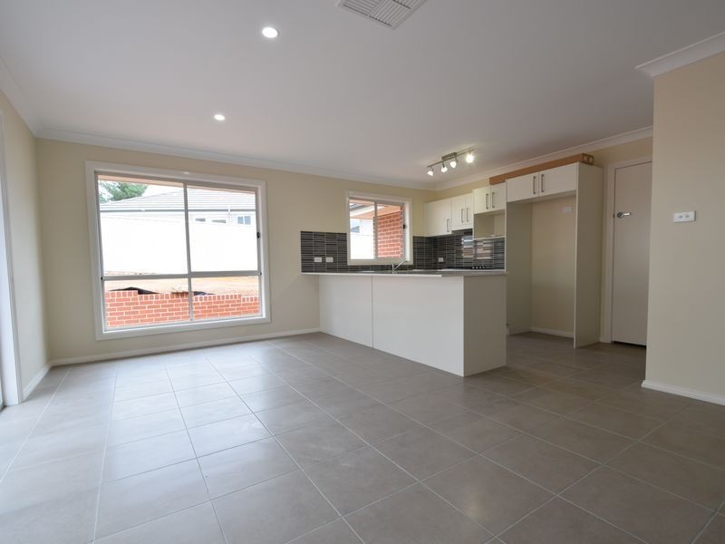 8 Henry Place, Young NSW 2594