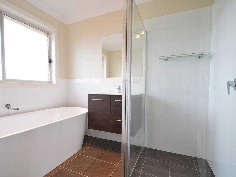 8 Henry Place, Young NSW 2594