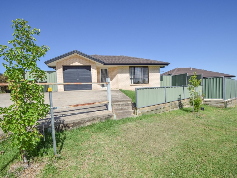 1-75 Blackett Avenue, Young NSW 2594