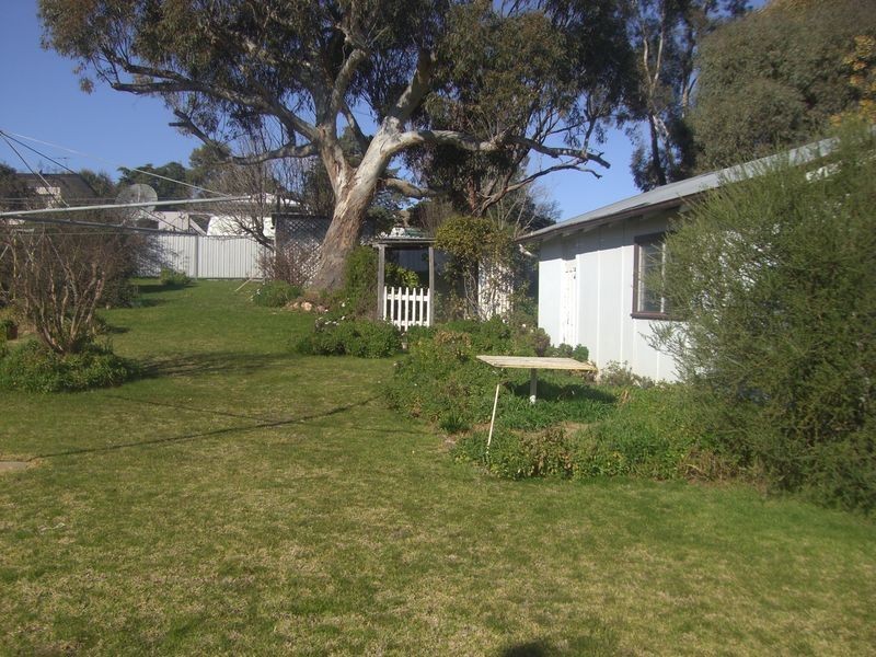 17 Blackett Avenue, Young NSW 2594
