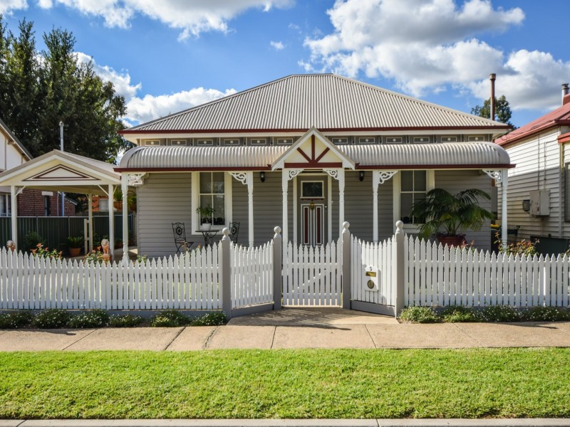 5 Marina Street, Young NSW 2594