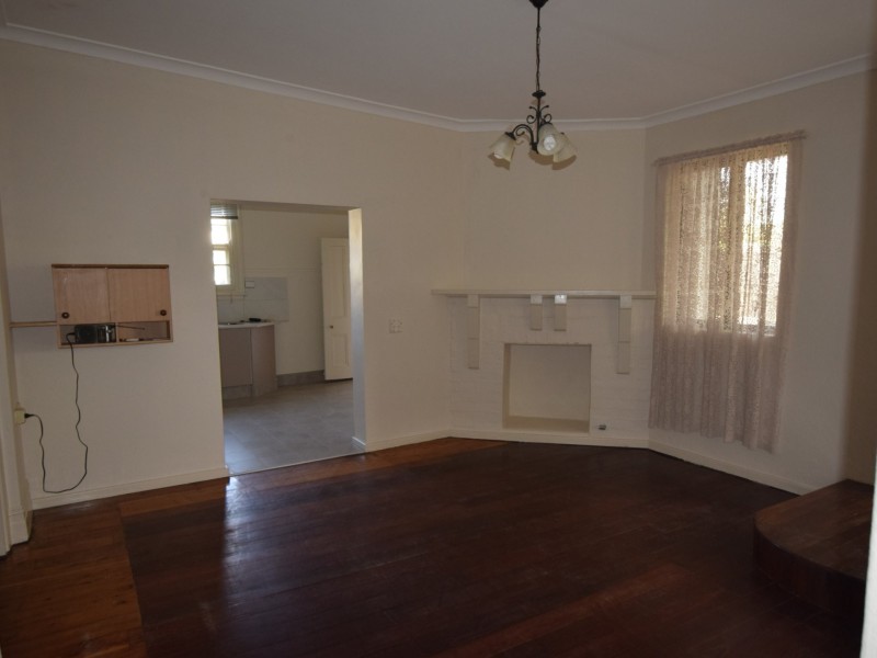 9 Currawong St, Young NSW 2594
