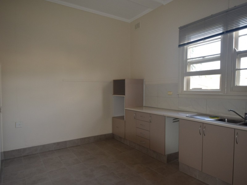 9 Currawong St, Young NSW 2594