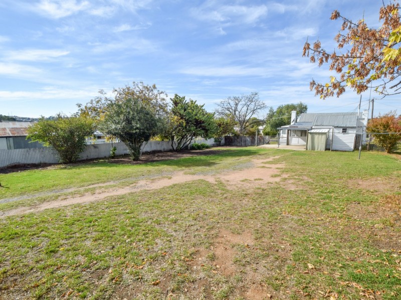 13 Yass Street, Young NSW 2594