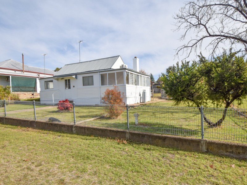 13 Yass Street, Young NSW 2594
