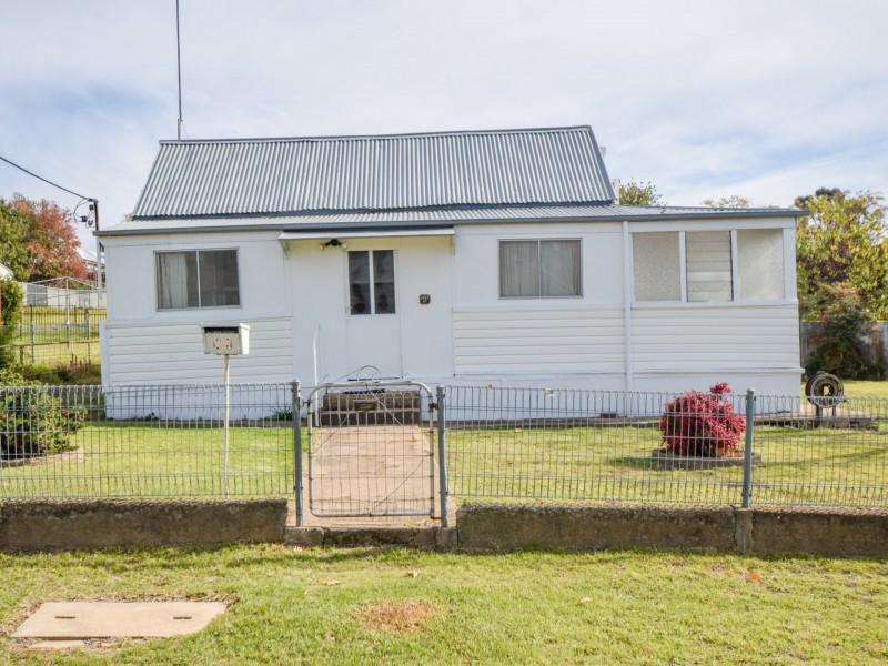 13 Yass Street, Young NSW 2594
