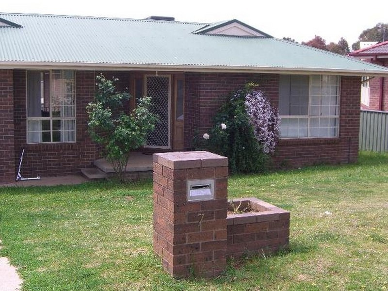 7 Pineview Cct, Young NSW 2594