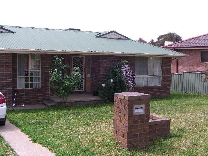 7 Pineview Cct, Young NSW 2594