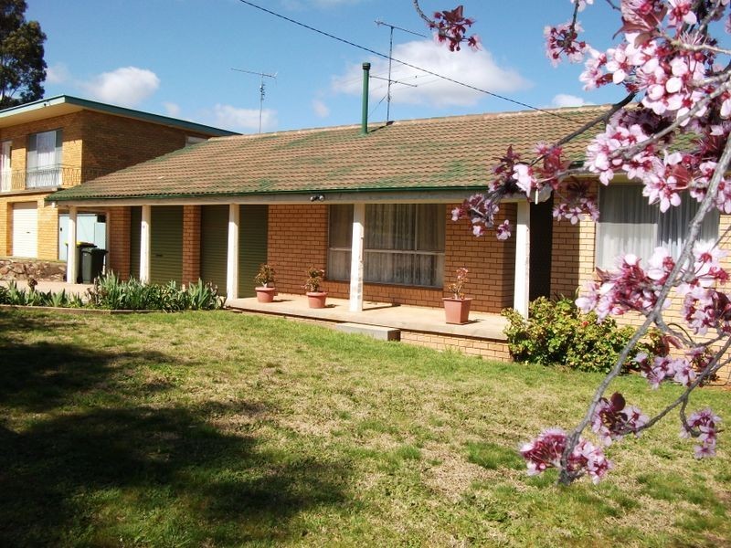 28 Toompang Street, Young NSW 2594