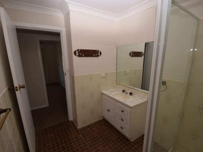 9 Charles Crescent, Young NSW 2594