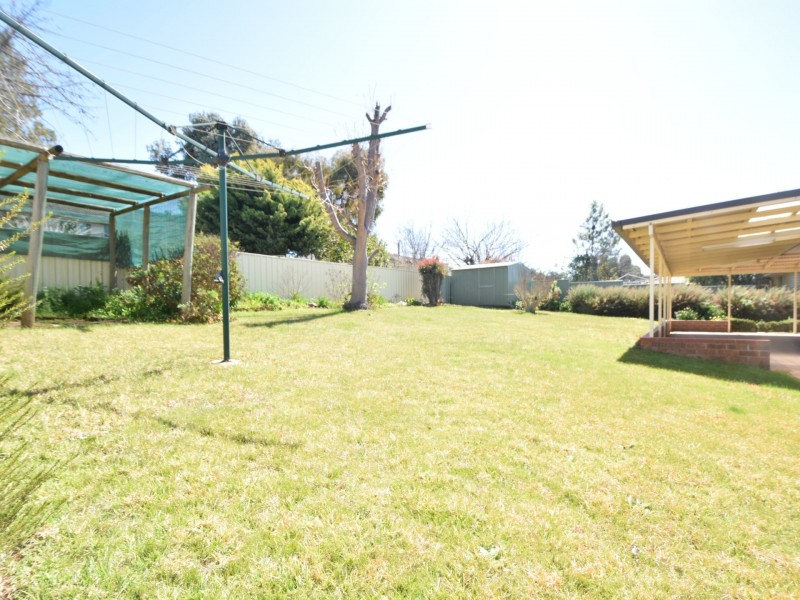 9 Charles Crescent, Young NSW 2594