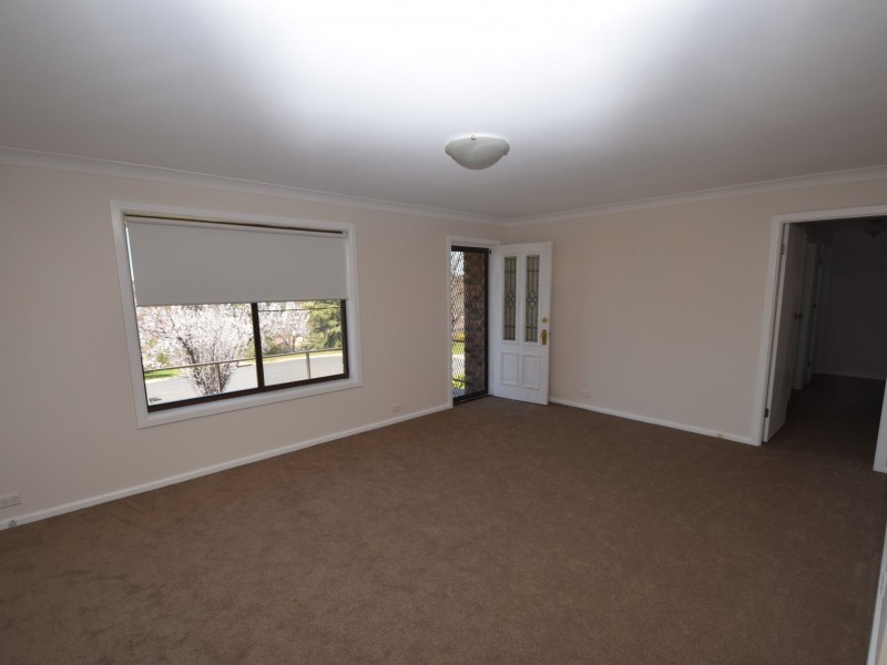 9 Charles Crescent, Young NSW 2594