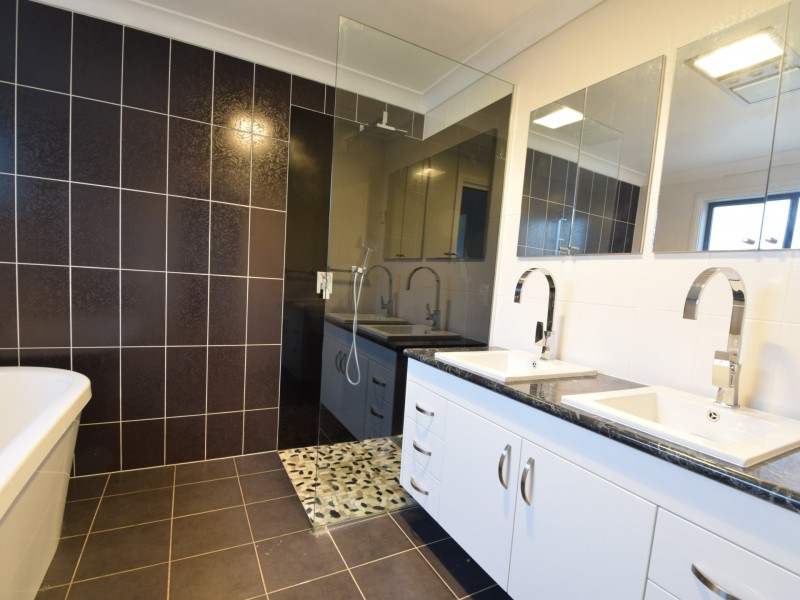 31 Saines Road, Young NSW 2594