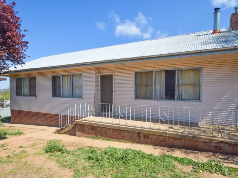 99 Elizabeth St, Young NSW 2594