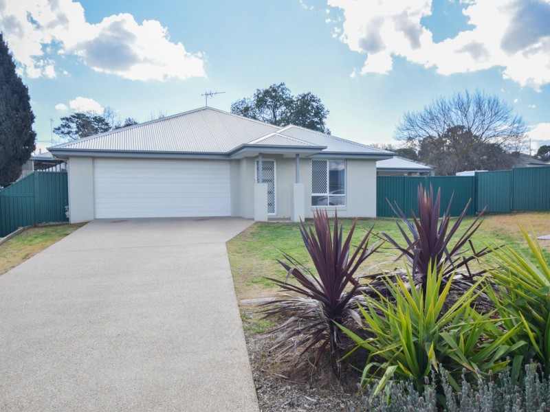 7 Molloy Place, Young NSW 2594