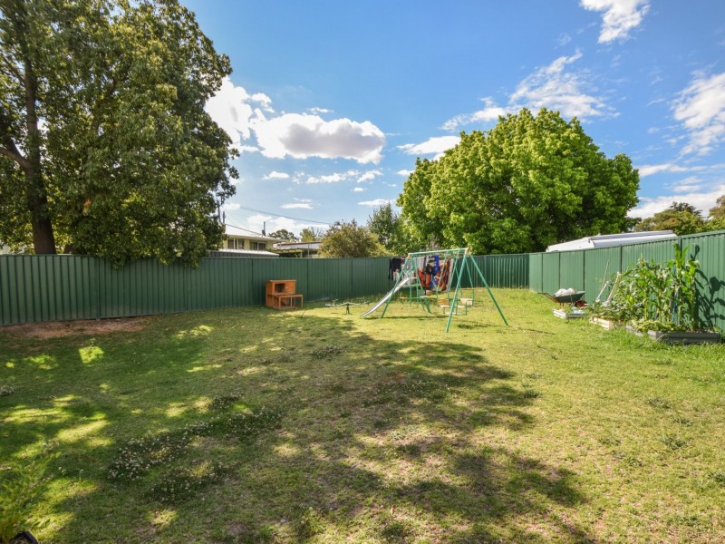 7 Molloy Place, Young NSW 2594