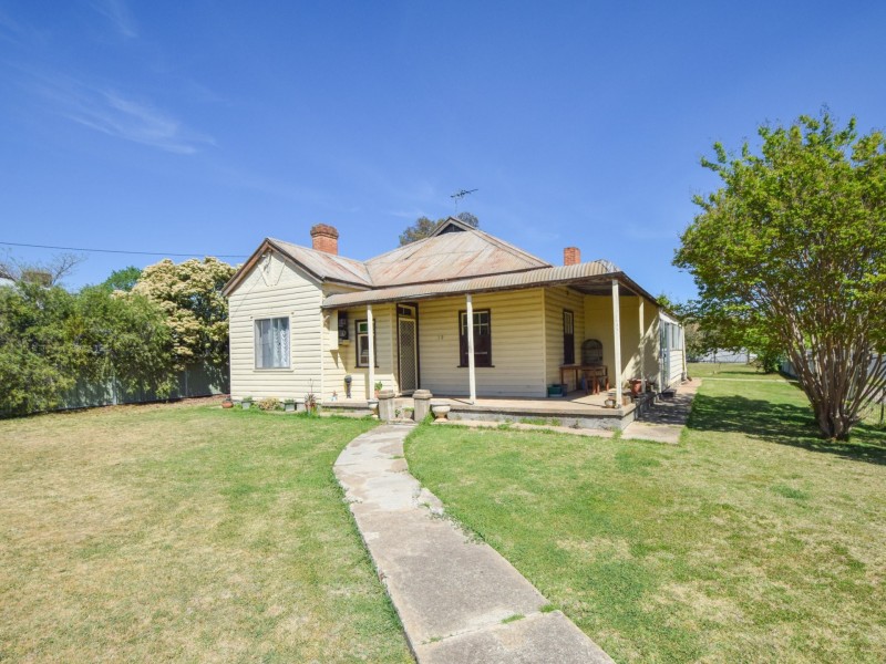 19 Wombat Street, Young NSW 2594