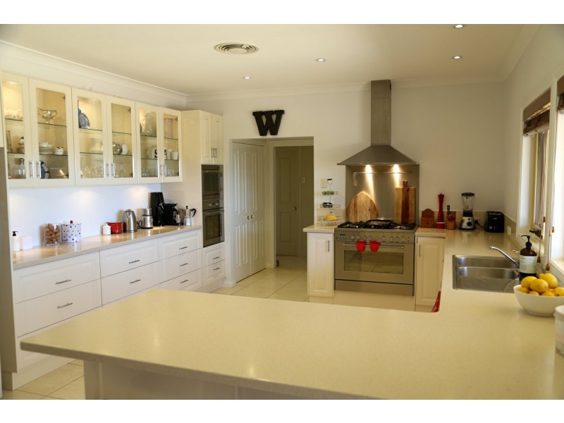 PEAKVIEW 1 Moppity Road, Young NSW 2594