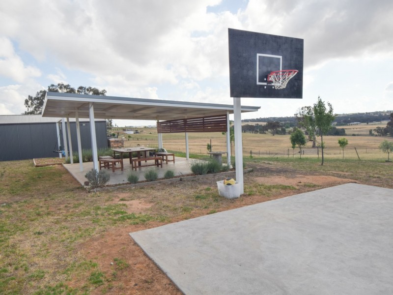 109 Dananbilla Drive, Young NSW 2594