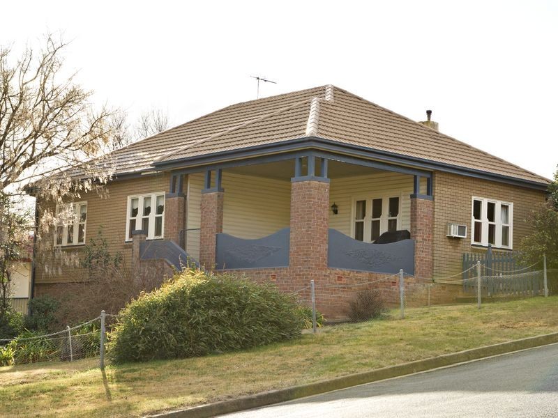 19 Whiteman Avenue, Young NSW 2594