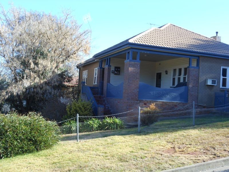 19 Whiteman Avenue, Young NSW 2594