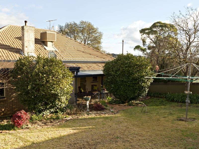 19 Whiteman Avenue, Young NSW 2594