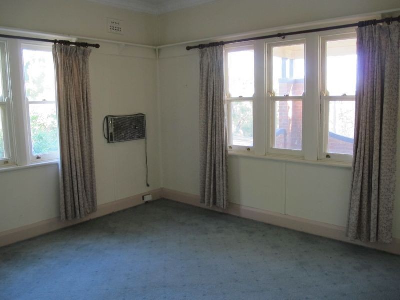 19 Whiteman Avenue, Young NSW 2594