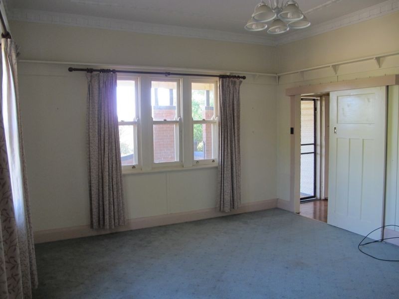 19 Whiteman Avenue, Young NSW 2594