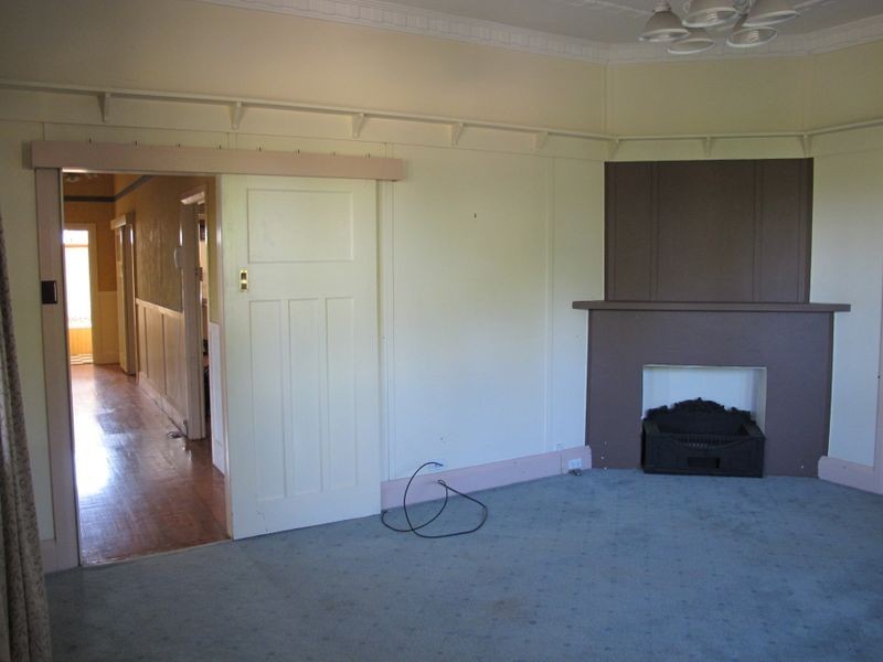 19 Whiteman Avenue, Young NSW 2594