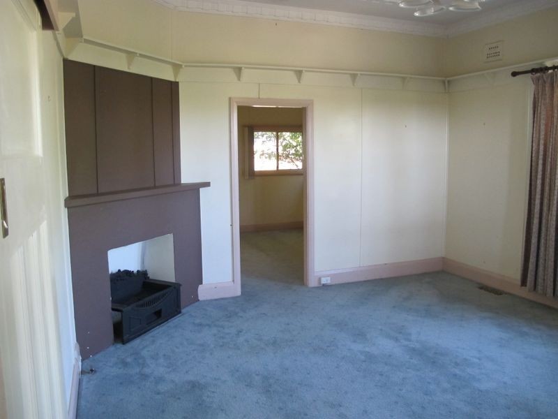 19 Whiteman Avenue, Young NSW 2594