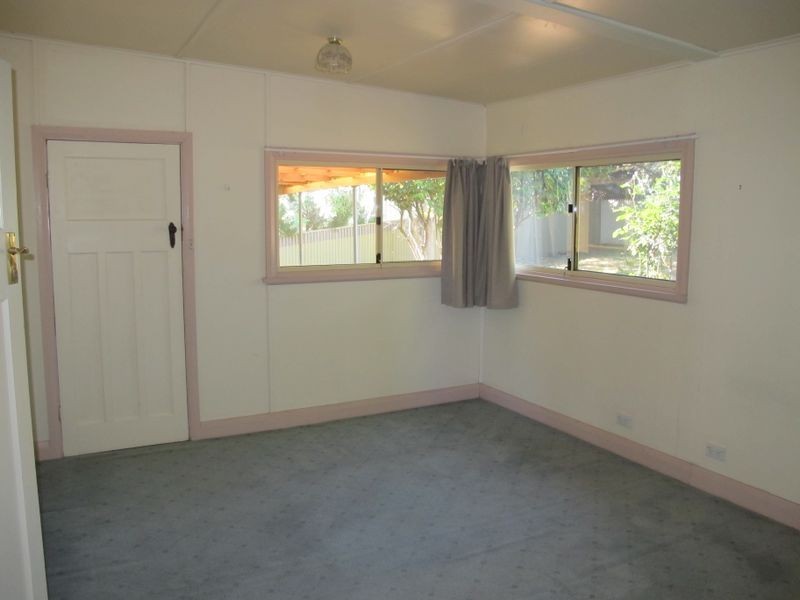 19 Whiteman Avenue, Young NSW 2594