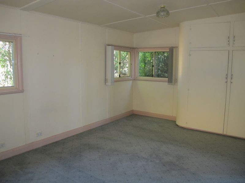 19 Whiteman Avenue, Young NSW 2594