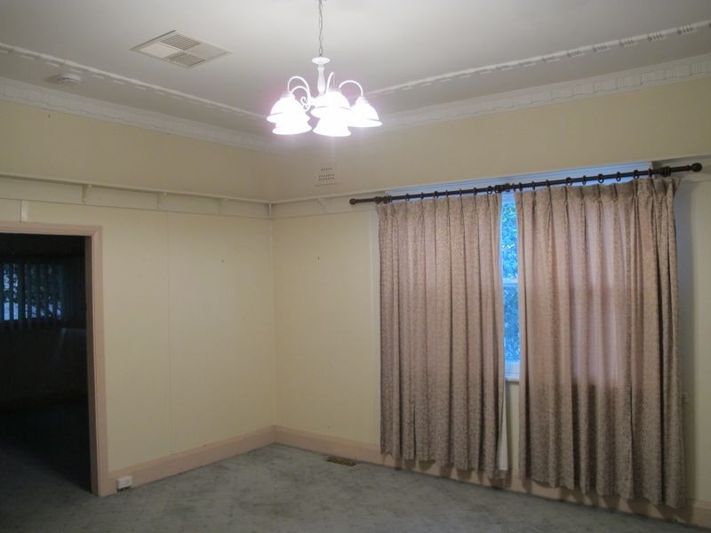 19 Whiteman Avenue, Young NSW 2594