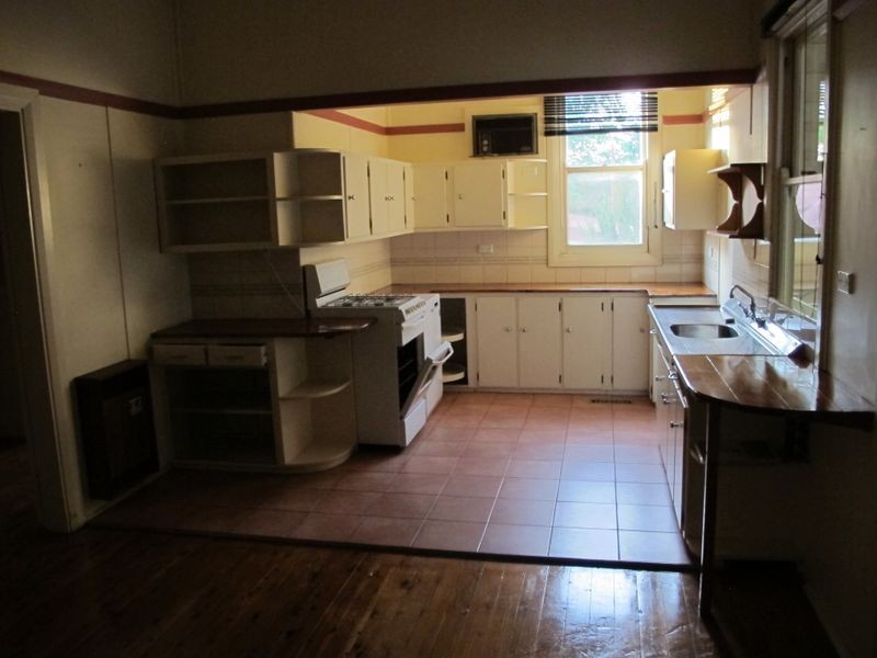 19 Whiteman Avenue, Young NSW 2594