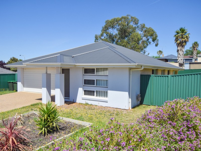 6 Molloy Place, Young NSW 2594