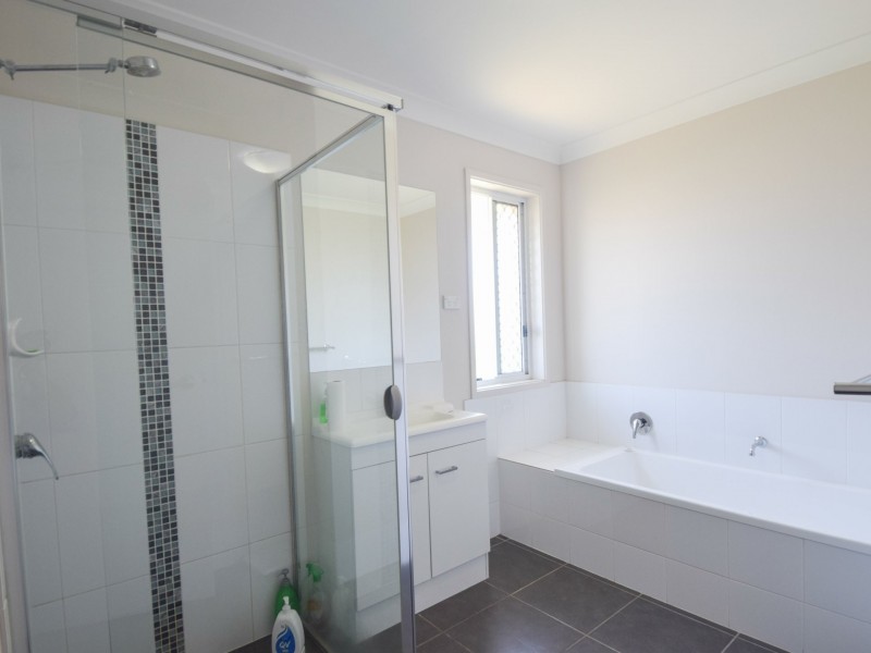 6 Molloy Place, Young NSW 2594