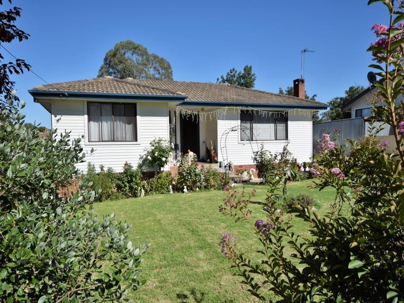 13 Bendick Street, Young NSW 2594